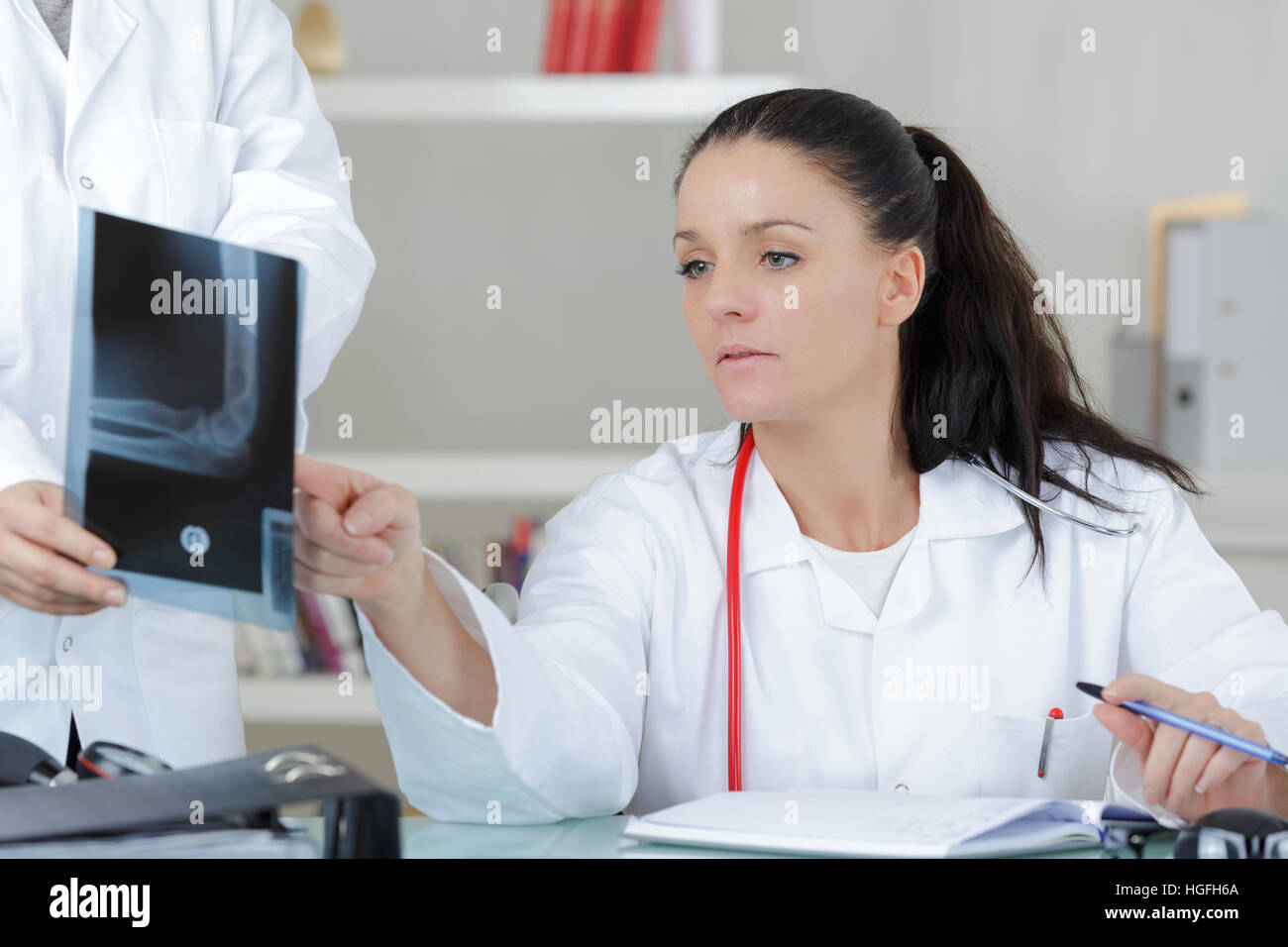 Black female doctor x ray hi-res stock photography and images - Alamy