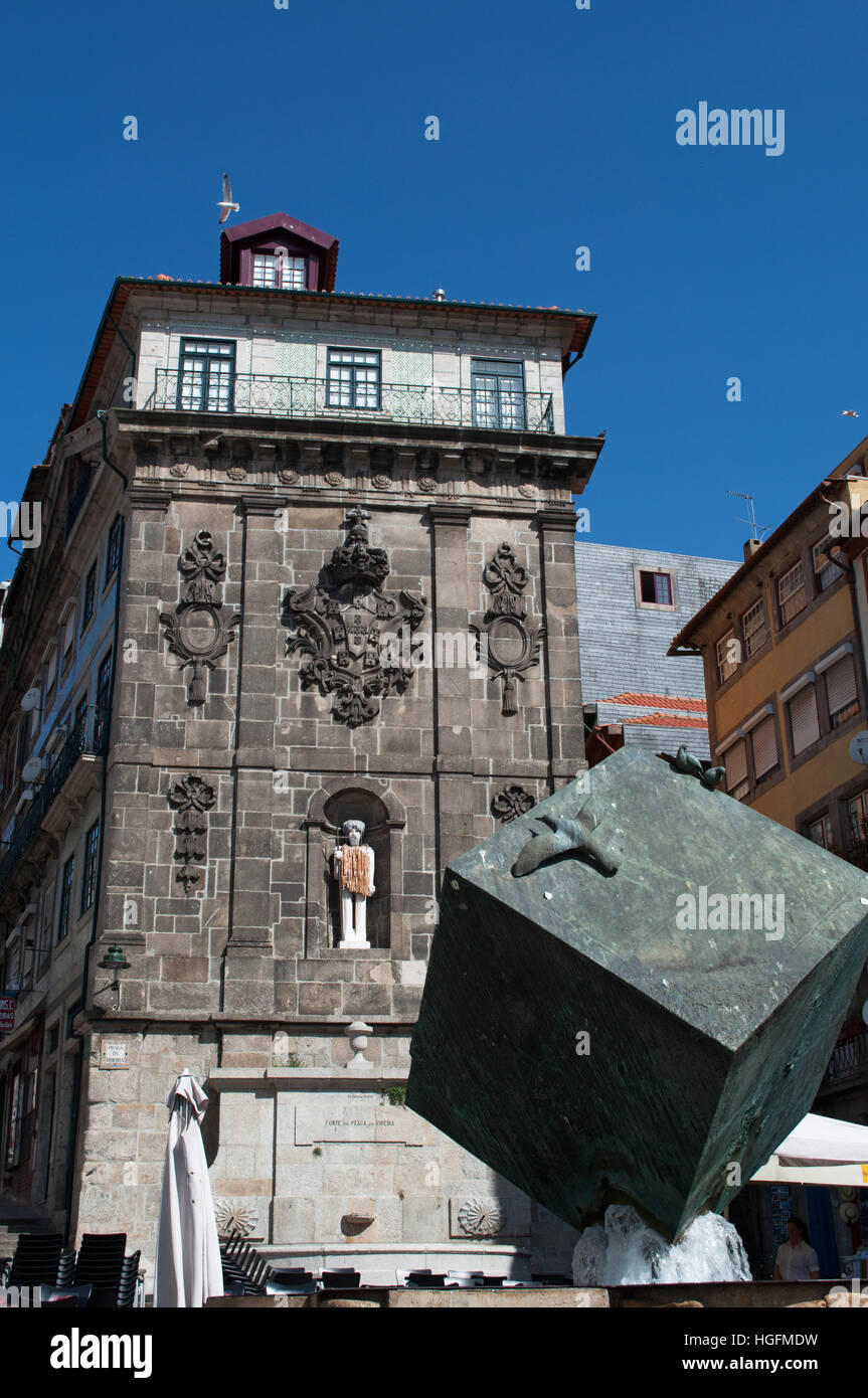 Porto: view of the Fonte da Praca da Ribeira, the fountain overlooking the central Praca da Ribeira, the Square of the River Stock Photo