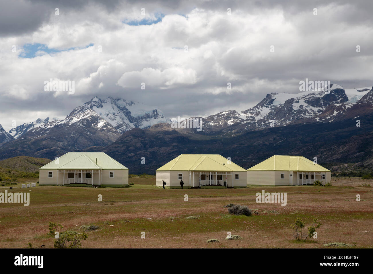 Bungalows at Estancia Cristina below Andes, Lago Argentino, El Calafate, Parque Nacional Los Glaciares, Patagonia, Argentina Stock Photo