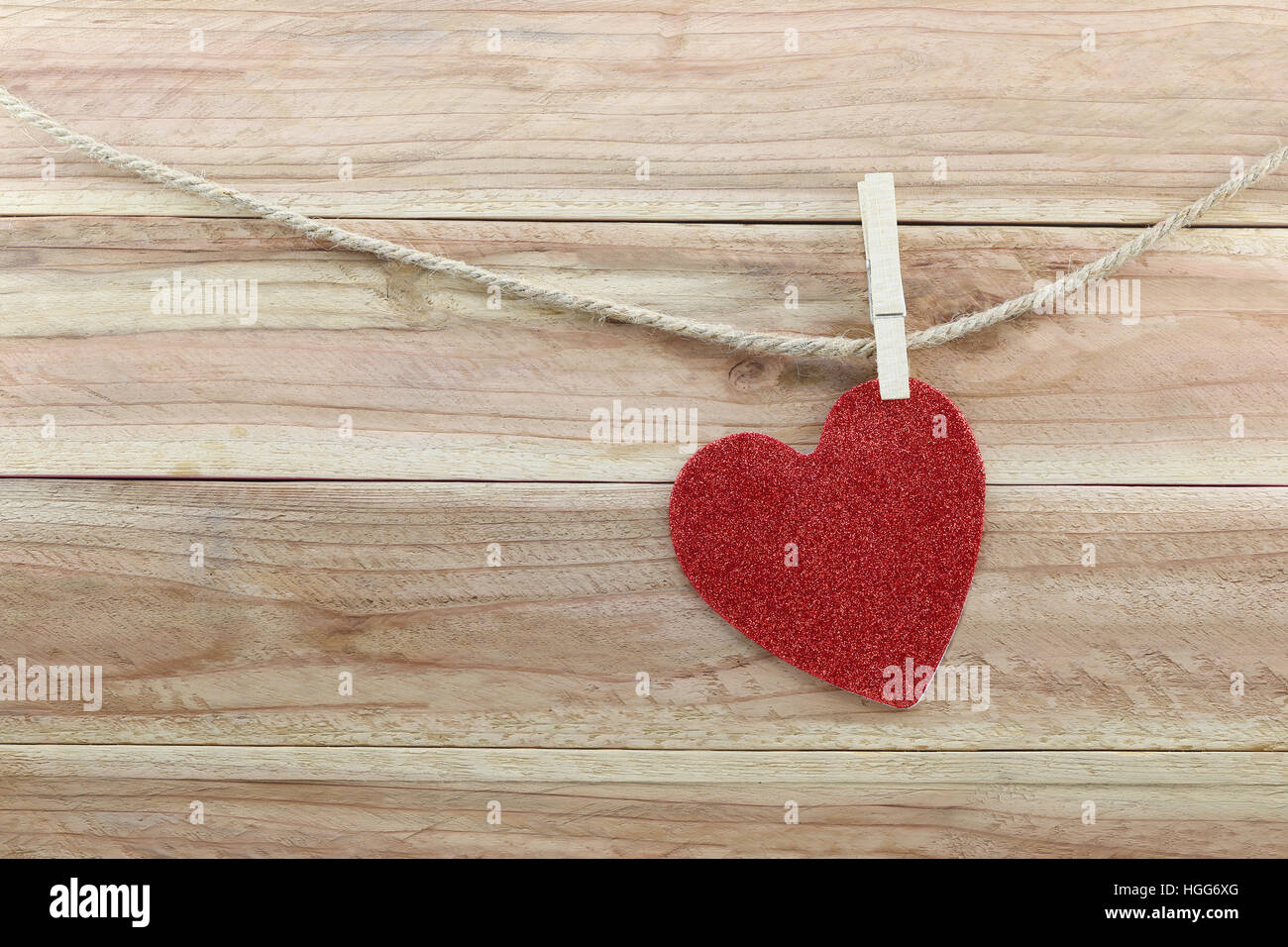 сердечки висят на палке. сердечки на веревочке на белом фоне. вафельная печать сердечки на веревочке. сердце на веревочке содержание. белые сердечки на веревке.