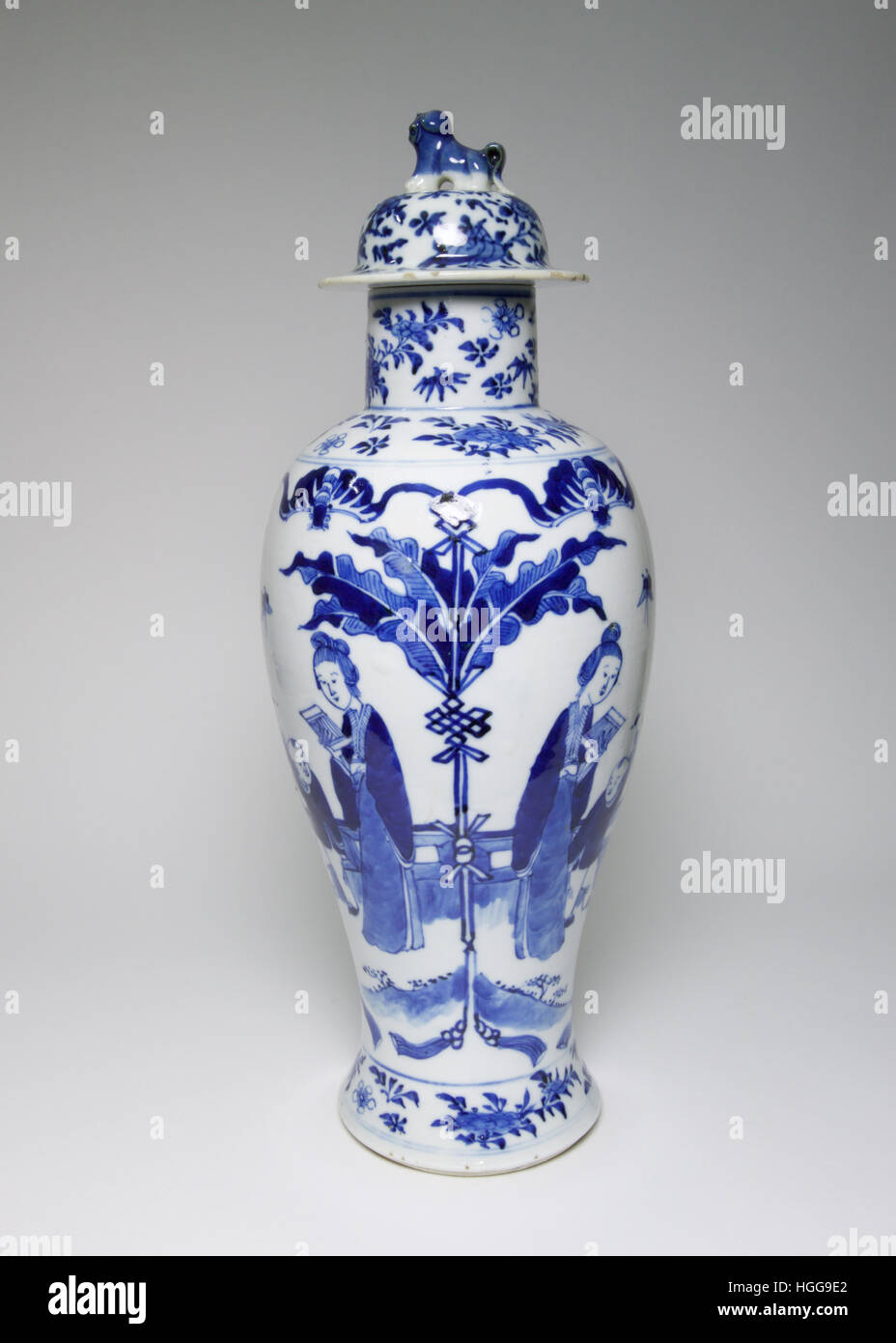 Antique Chinese vase and cover painted in underglaze blue with figures in a  garden, made late 19th or early 20th century. The vase and cover measures  Stock Photo - Alamy