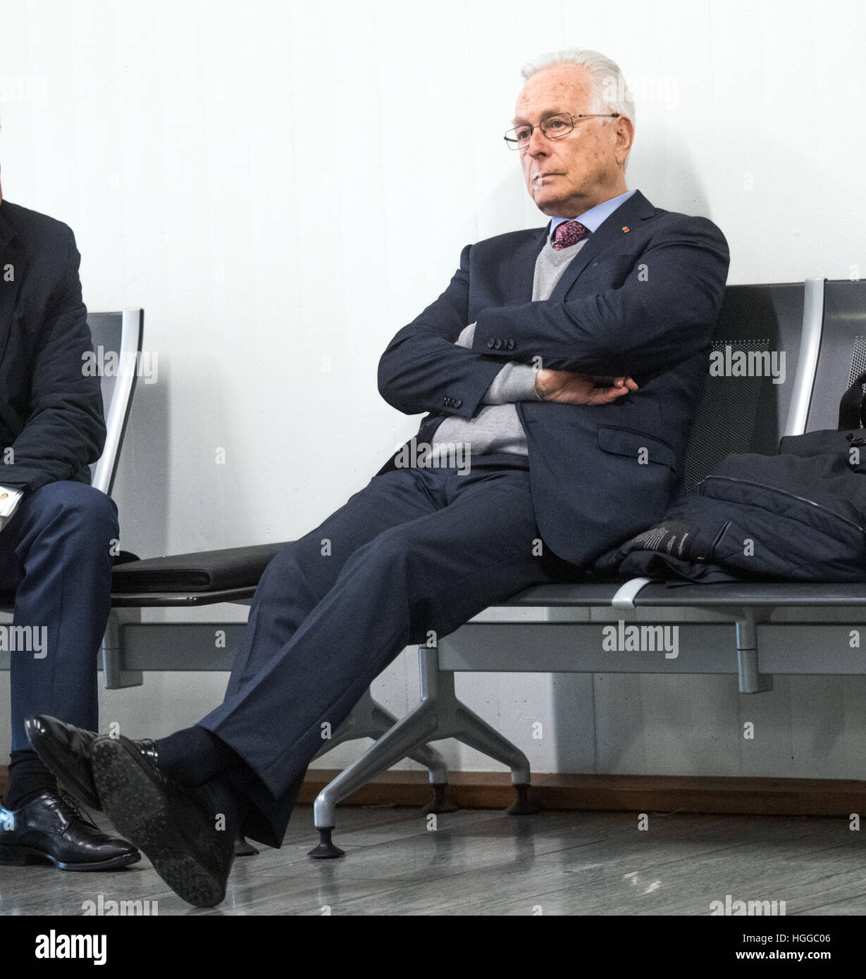 Bochum, Germany. 9th Jan, 2017. Former chancellery minister Bernd Schidbauer waits at the district court for his witness statement in Bochum, Germany, 9 January 2017. The tax trial against the legendary ex-agent Mauss concerns an alleged secret fonds which financed his missions. Photo: Bernd Thissen/dpa/Alamy Live News Stock Photo