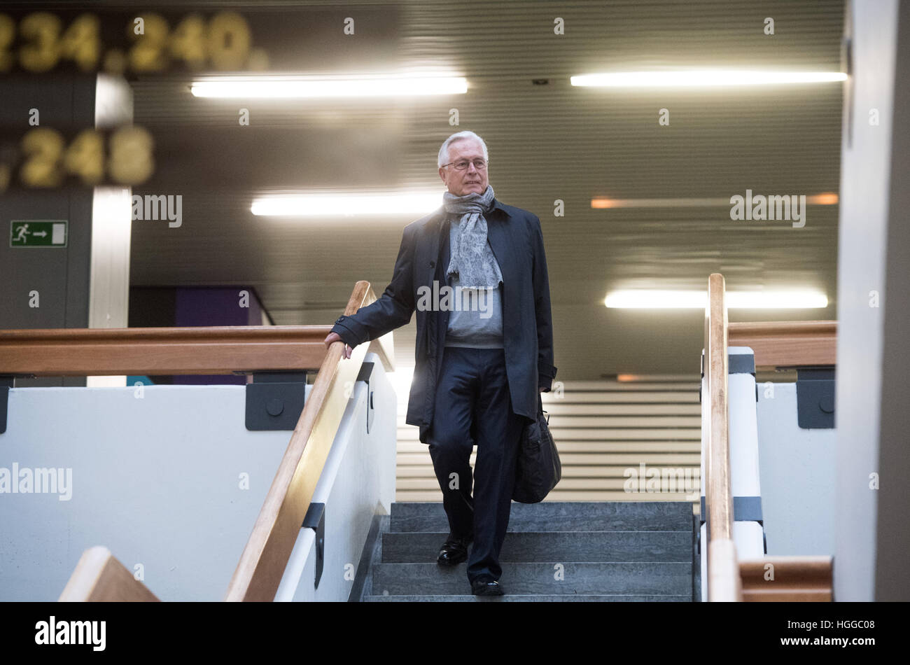 Bochum, Germany. 9th Jan, 2017. Former chancellery minister Bernd Schidbauer enters the district court for his witness statement in Bochum, Germany, 9 January 2017. The tax trial against the legendary ex-agent Mauss concerns an alleged secret fonds which financed his missions. Photo: Bernd Thissen/dpa/Alamy Live News Stock Photo
