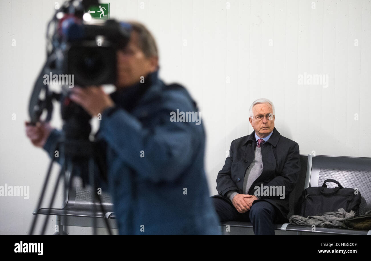 Bochum, Germany. 9th Jan, 2017. Former chancellery minister Bernd Schidbauer waits at the district court for his witness statement in Bochum, Germany, 9 January 2017. The tax trial against the legendary ex-agent Mauss concerns an alleged secret fonds which financed his missions. Photo: Bernd Thissen/dpa/Alamy Live News Stock Photo