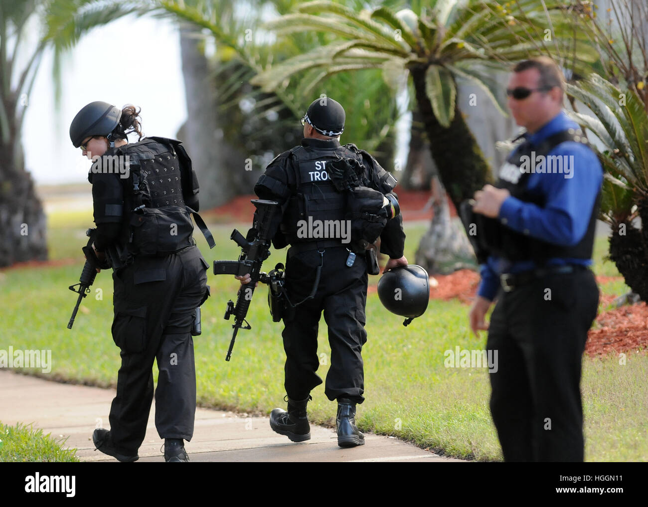 Orlando, USA. 09th Jan, 2017.  Police search the Tzadik Brookside apartment complex in Orlando, Florida for Markeith Loyd, a suspect in the shooting death of an Orlando, Florida police officer on January 9, 2017 outside an Orlando Walmart store. The suspect allegedly shot and killed Master Sergeant Debra Clayton, a 17-year veteran of the department. Loyd was also being sought for the alleged murder of his 24 year-old pregnant ex-girlfriend Sade Nixon in December. Credit: Paul Hennessy/Alamy Live News Stock Photo