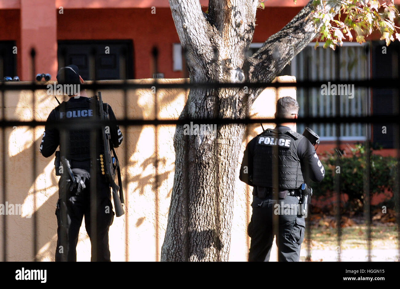 Orlando, USA. 09th Jan, 2017.  Police search the Tzadik Brookside apartment complex in Orlando, Florida for Markeith Loyd, a suspect in the shooting death of an Orlando, Florida police officer on January 9, 2017 outside an Orlando Walmart store. The suspect allegedly shot and killed Master Sergeant Debra Clayton, a 17-year veteran of the department. Loyd was also being sought for the alleged murder of his 24 year-old pregnant ex-girlfriend Sade Nixon in December. Credit: Paul Hennessy/Alamy Live News Stock Photo