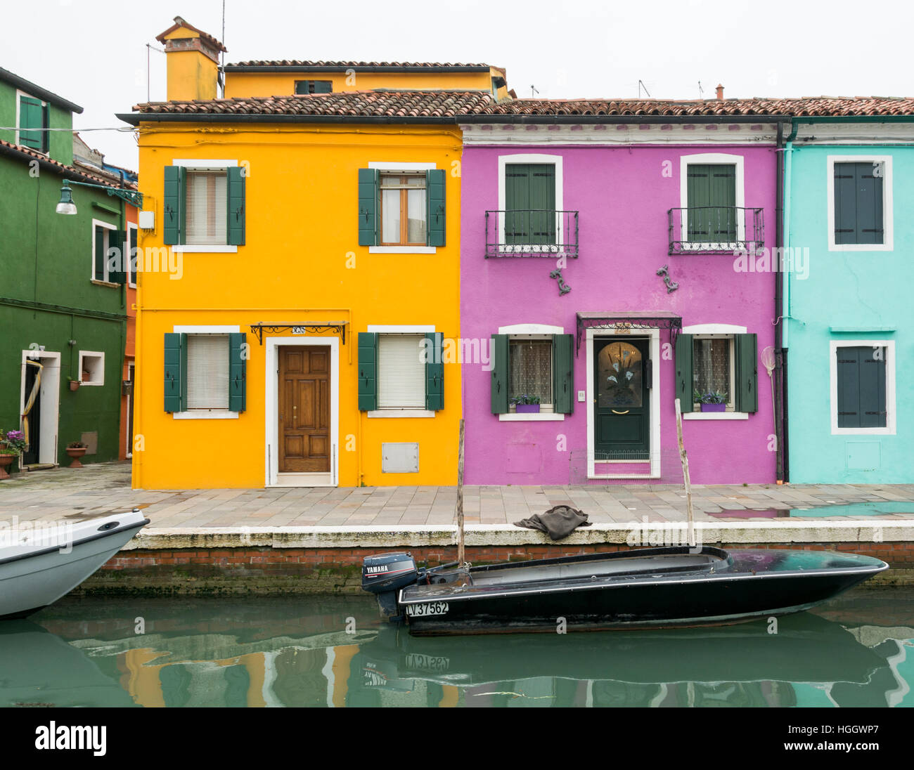 Venice italy yellow colourful house hi-res stock photography and images ...
