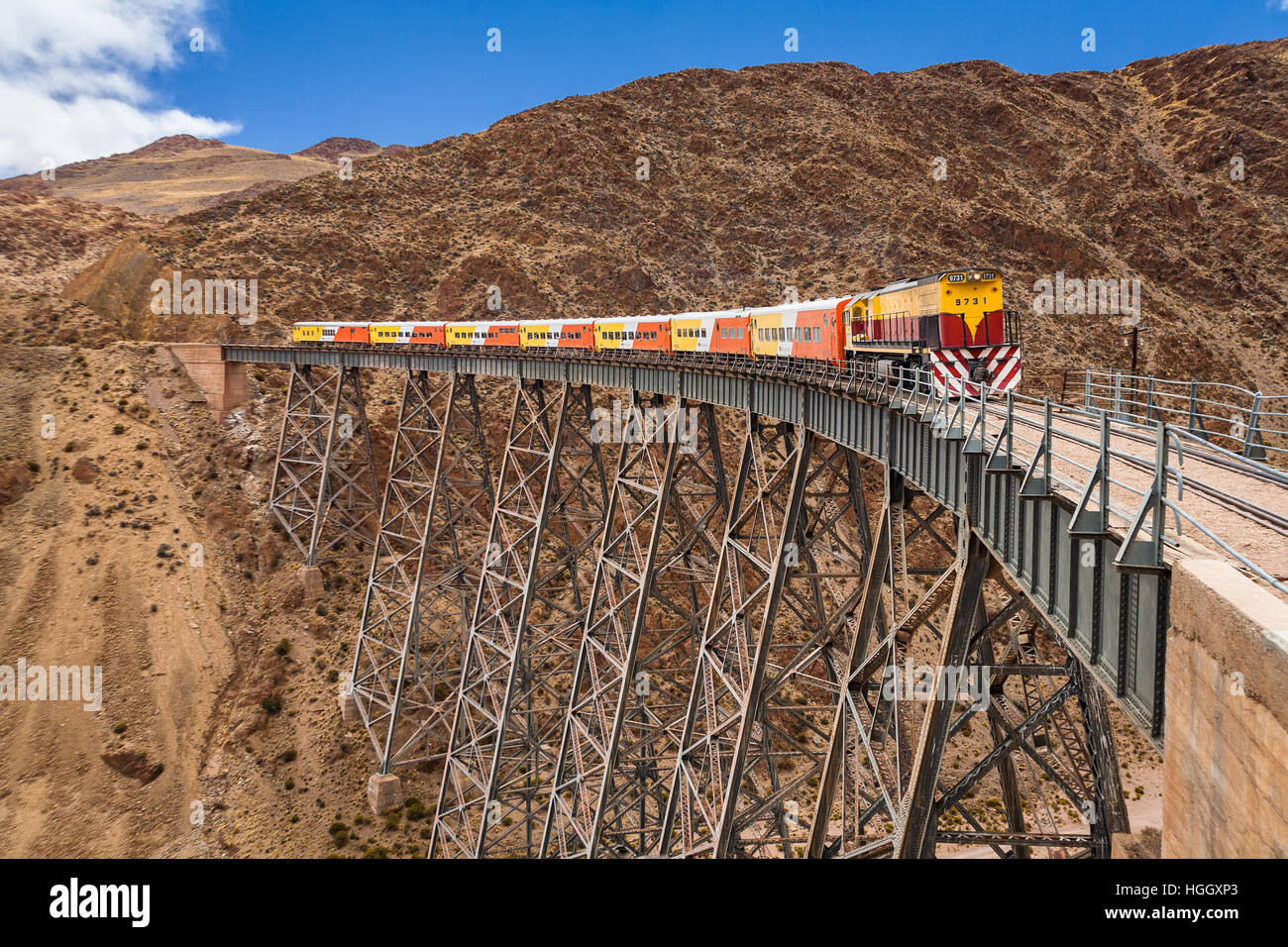 Train to the clouds (tren a las nubes) crossing La Polvorilla bridge in the Altiplano 4.200 meters/13800 feet high, Salta Province, Argentina Stock Photo