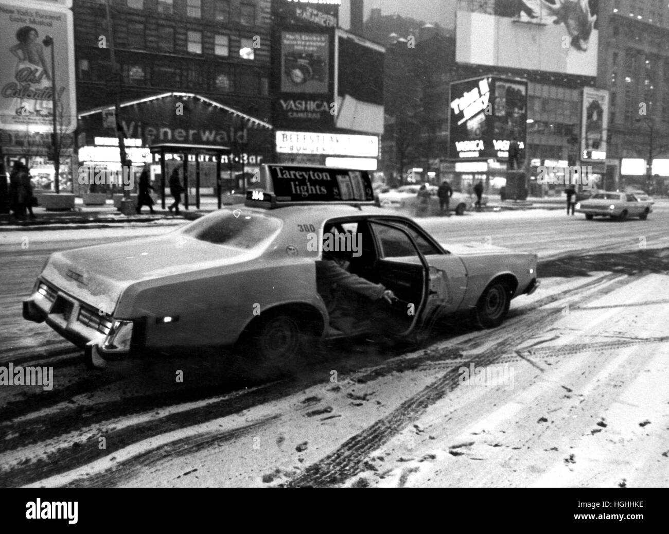 NEW YORK a taxi dropping off a passenger in a snowy Manhattan Stock Photo