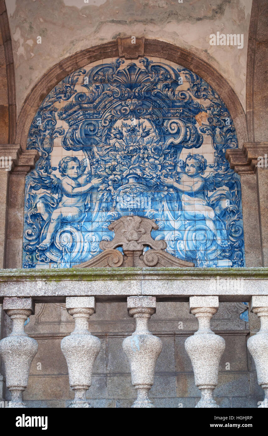 Porto, Portugal, Europe: details of the Gothic cloister of the Sé do Porto, the Cathedral of the Old City, decorated with baroque azulejos Stock Photo