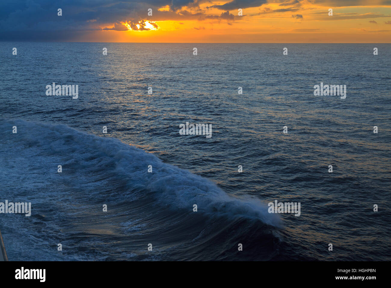 Sunrise over ocean waves hi-res stock photography and images - Alamy