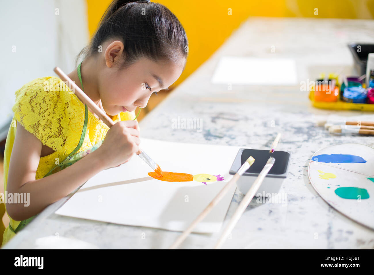 Little girl painting in art class Stock Photo - Alamy