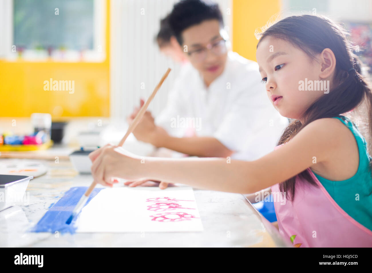 Little girl painting in art class Stock Photo - Alamy
