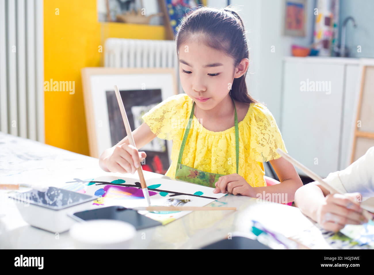 Little girl painting in art class Stock Photo - Alamy