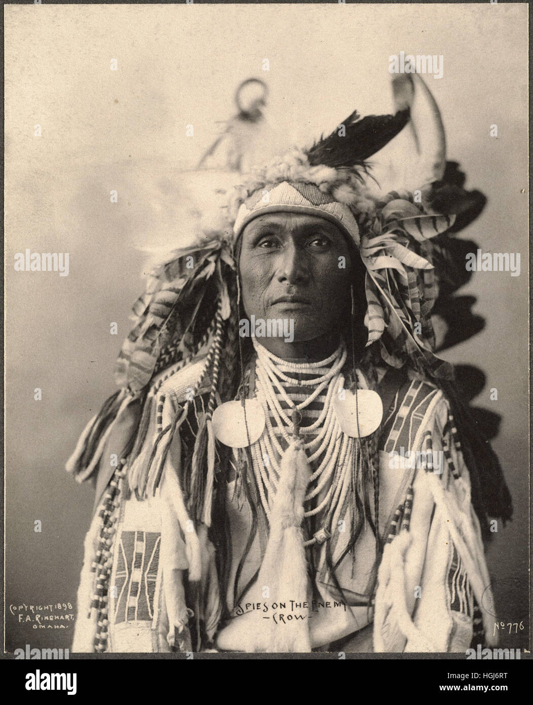 Spies On The Enemy, Crow   - 1898 Indian Congress - Photo : Frank A. Rinehart Stock Photo