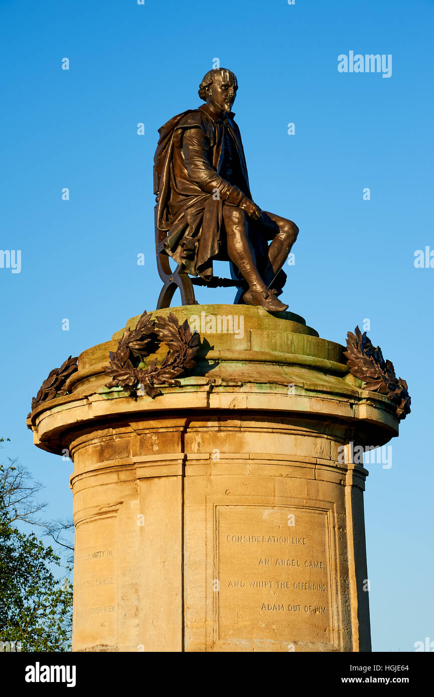 Stratford upon Avon and the cast bronze statue of William Shakespeare on the Gower memorial in Bancroft Gardens against a blue sky. Stock Photo