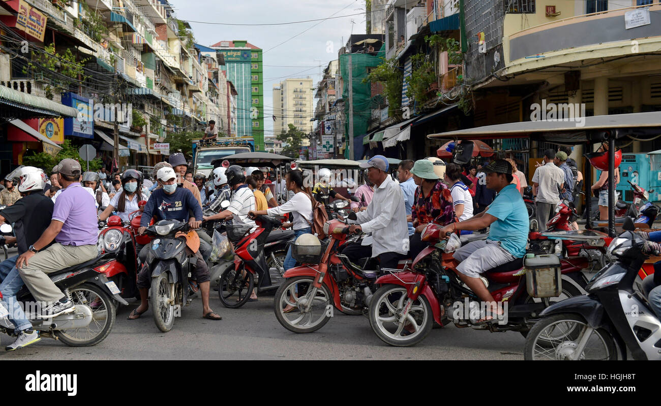 Traffic, many mopeds at an intersection, Phnom Penh, Cambodia Stock Photo