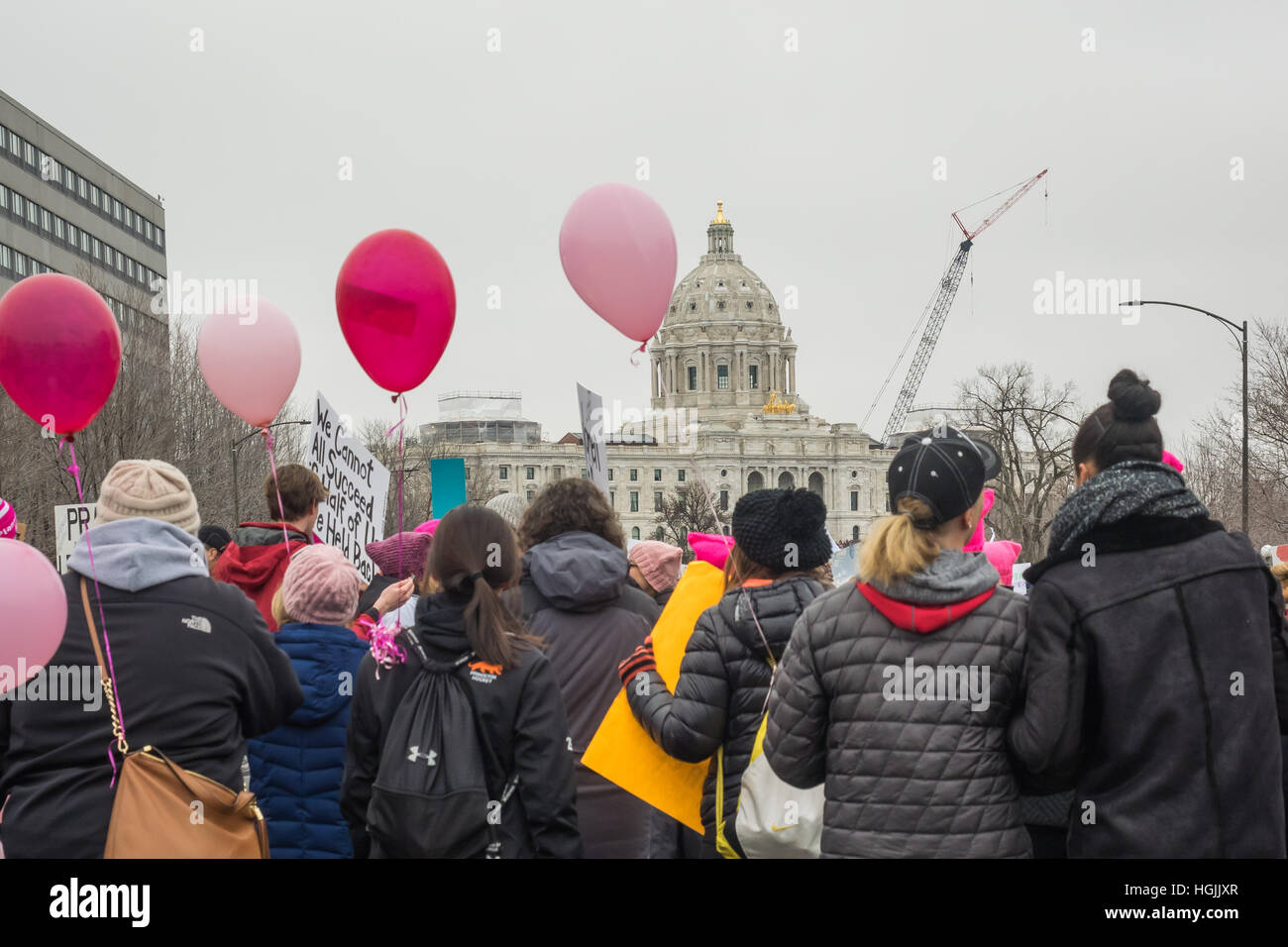 Saint Paul, Minnesota, USA. 21st January, 2017.  Pink balloons above the crowd outside the state capitol at the Women's March in St. Paul, Minnesota. Cindy Carlsson/Alamy Live News Stock Photo