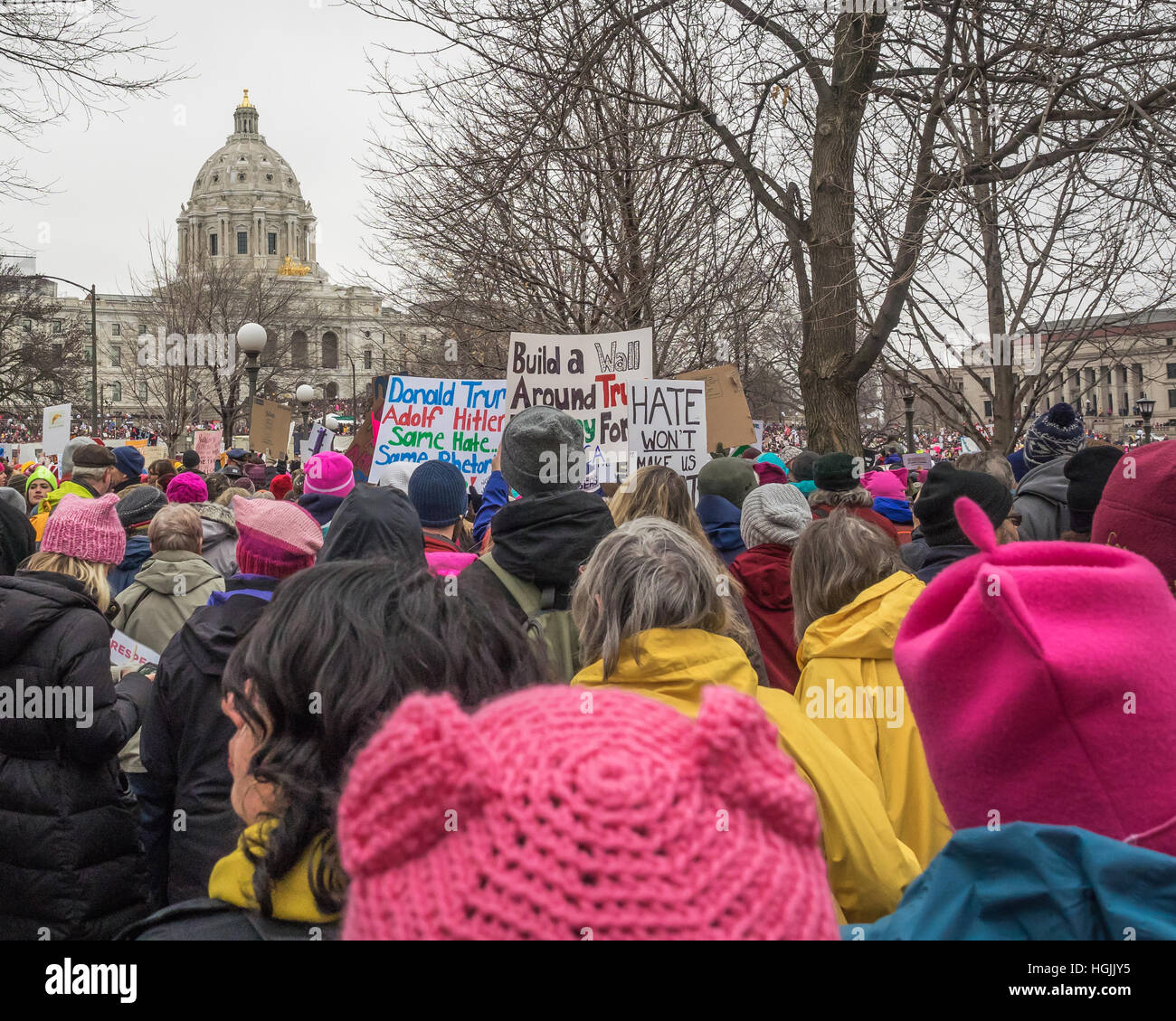 Saint Paul, Minnesota, USA. 21st January, 2017.  A crowd of people with pink hats and political signs gathers in front of the state capitol at the Women's March in St Paul, Minnesota. Cindy Carlsson/Alamy Live News Stock Photo