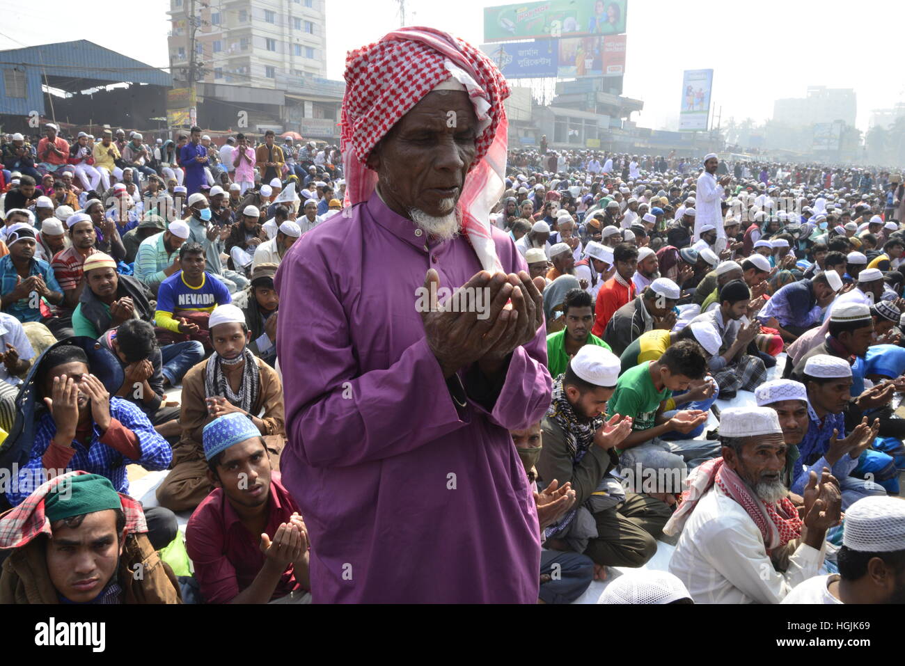 Tongi, Dhaka, Bangladesh. 22nd January, 2017. Bangladeshi Muslim devotees take part in Akheri Munajat, or final prayers of second phase at the Biswa Ijtema or World Muslim Congregation at Tongi, some 30km north of Dhaka, Bangladesh, on January 22, 2017. Muslims joined in prayer on the banks of a river in Bangladesh as the world's second largest annual Islamic congregation ended. Stock Photo