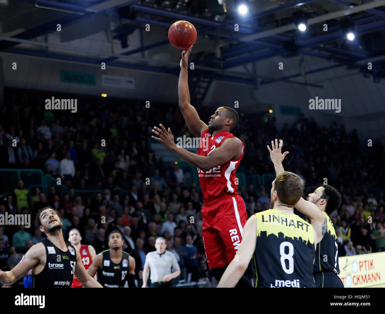 Bayreuth, Germany. 22nd Jan, 2017. Bamberg's Darius Miller (C) scores