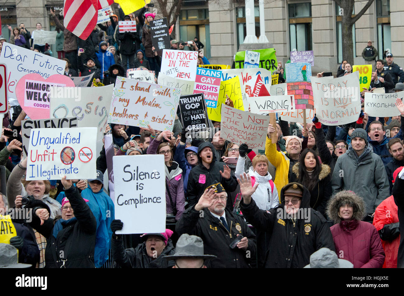 Washington, Us. 20th Jan, 2017. Spectators and signs in the Inaugural ...