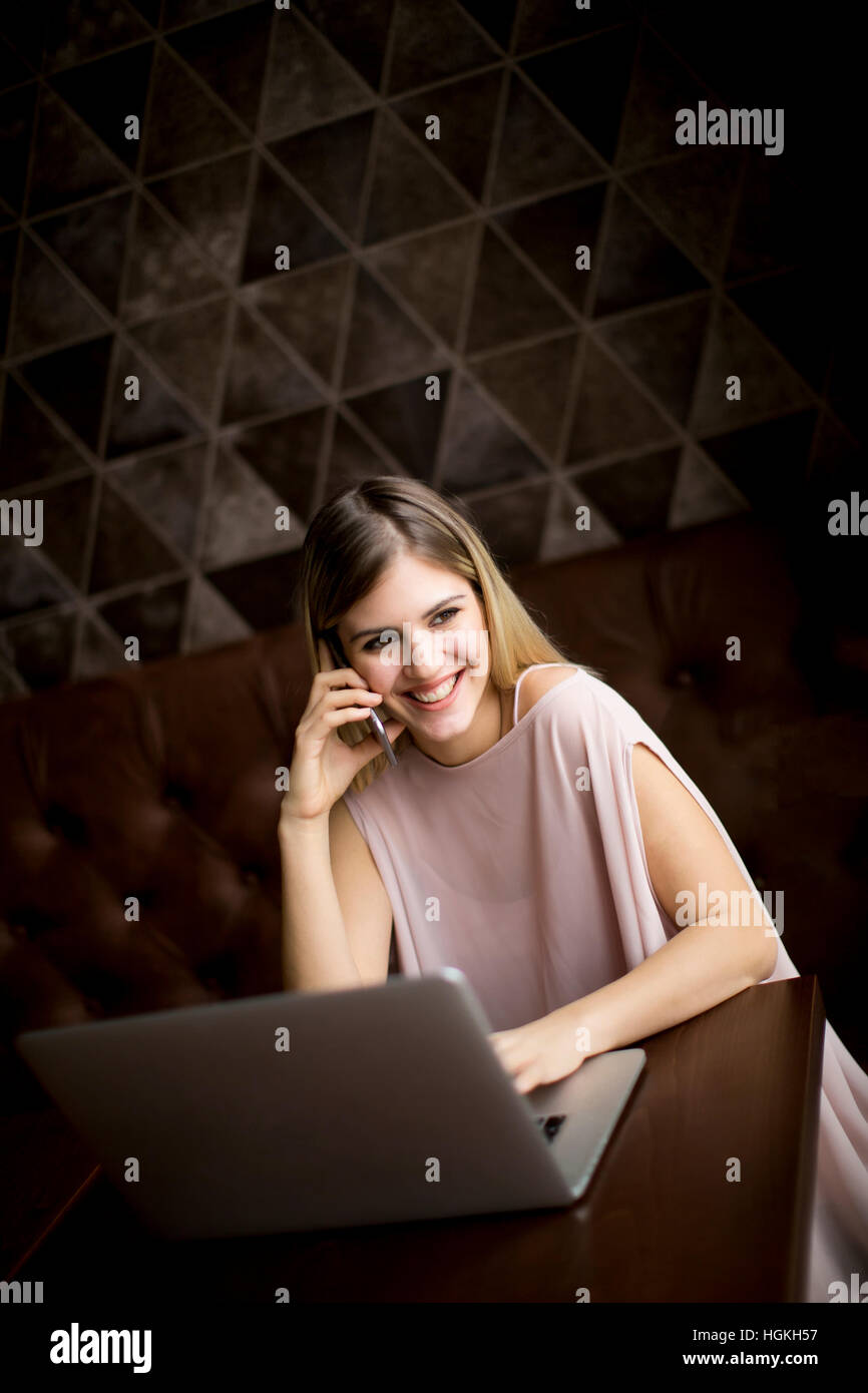 Pretty young woman with laptop in cafe Stock Photo - Alamy