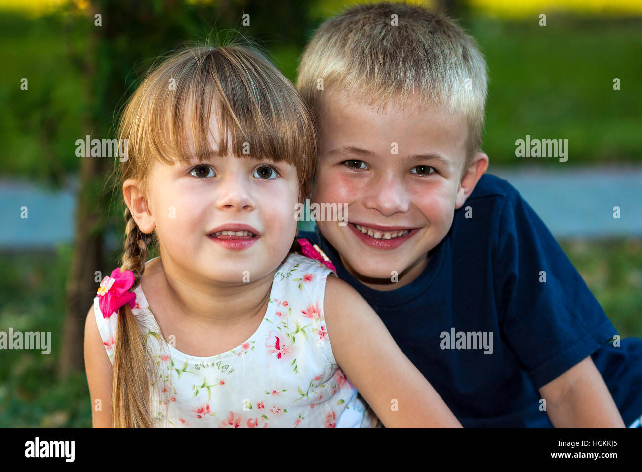 Два мальчика. Фотосессия двоих детей разного возраста. Младший брат. Старшие и младшие дети. Мать одиночка для презентации.
