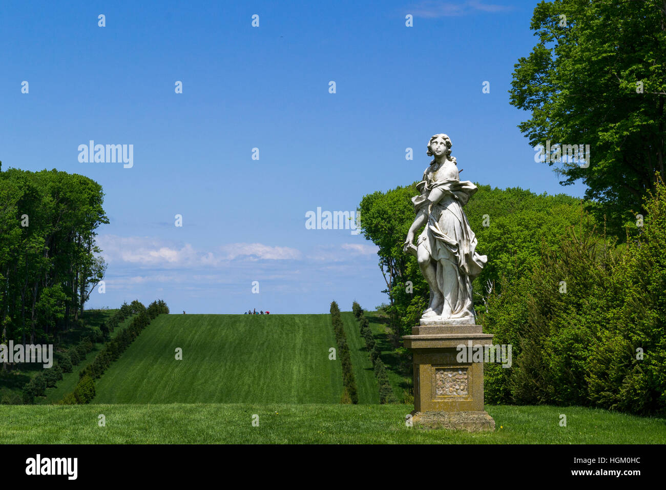 Statue in front of rolling hills Stock Photo - Alamy