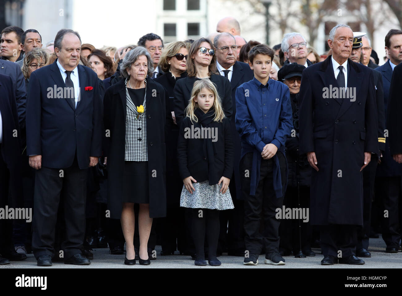Lisbon, Portugal. 10th Jan, 2017. Portugal's President Marcelo Rebelo de Sousa (R ) and the son Jo''¹o Soares and daughter Isabel Soares (L) and grandchildren (C ) of the late former Portuguese President Mario Soares stand during his funeral at the Prazeres cemetery in Lisbon, on January 10, 2017. The founder of Portugal's Socialist Party, who served as president from 1986-96, died in hospital on January 7, 2017. Credit: ZUMA Press, Inc./Alamy Live News Stock Photo