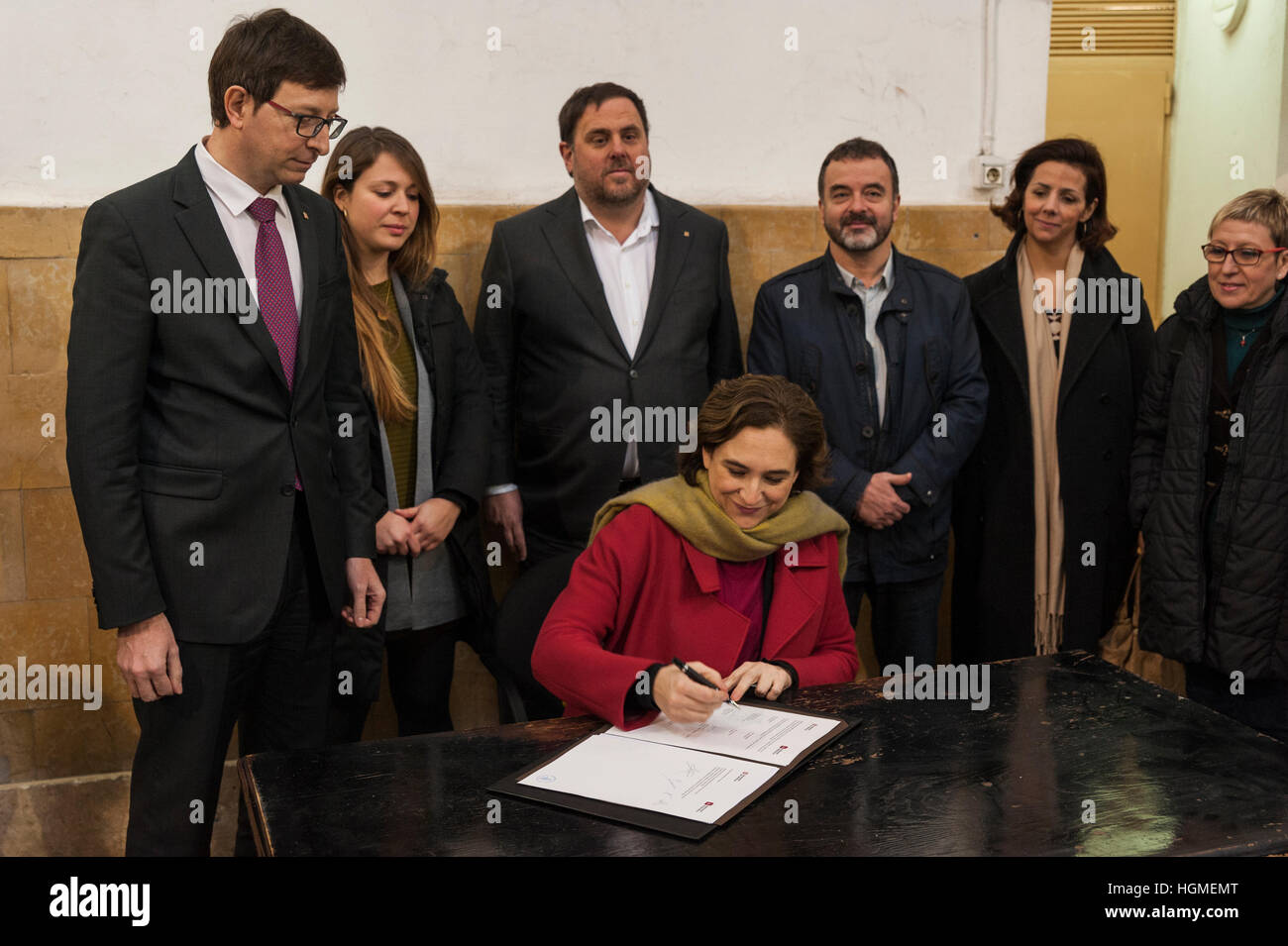 Spain, Barcelona. 10th Jan, 2017. The mayor of Barcelona Ada colau signs the agreement that will facilitate the demolition of the old prison.  The prison 'Model' was inaugurated in 1904 and is dean of the Catalan prisons, having become a symbol and testimony of the history of the autonomous community. Credit: Charlie Perez/Alamy Live News Stock Photo