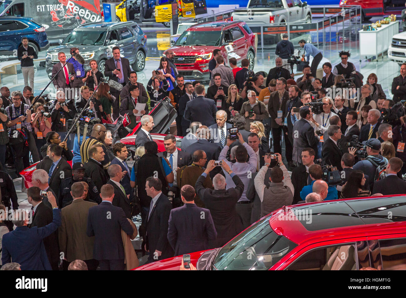 Michigan, USA .10th January, 2017. Vice President Joe Biden is surrounding by dozens of journalists while visiting the North American International Auto Show. Credit: Jim West/Alamy Live News Stock Photo