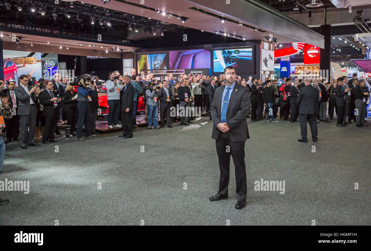 Michigan, USA .10th January, 2017. A secret service agent keeps an eye on a crowd of journalists while awaiting the visit of Vice President Joe Biden to the North American International Auto Show. Credit: Jim West/Alamy Live News Stock Photo