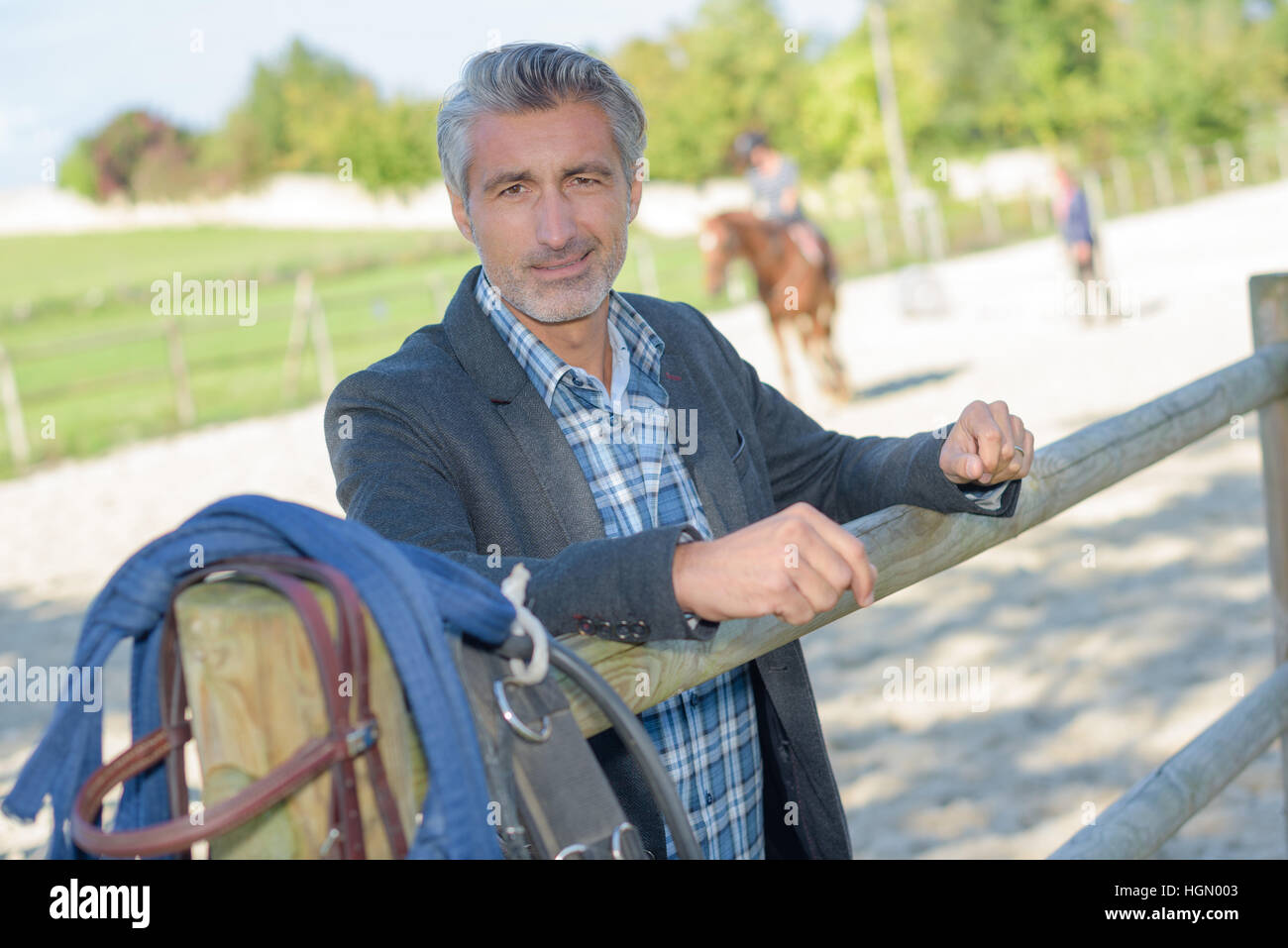 Man leaning on horse hires stock photography and images Alamy