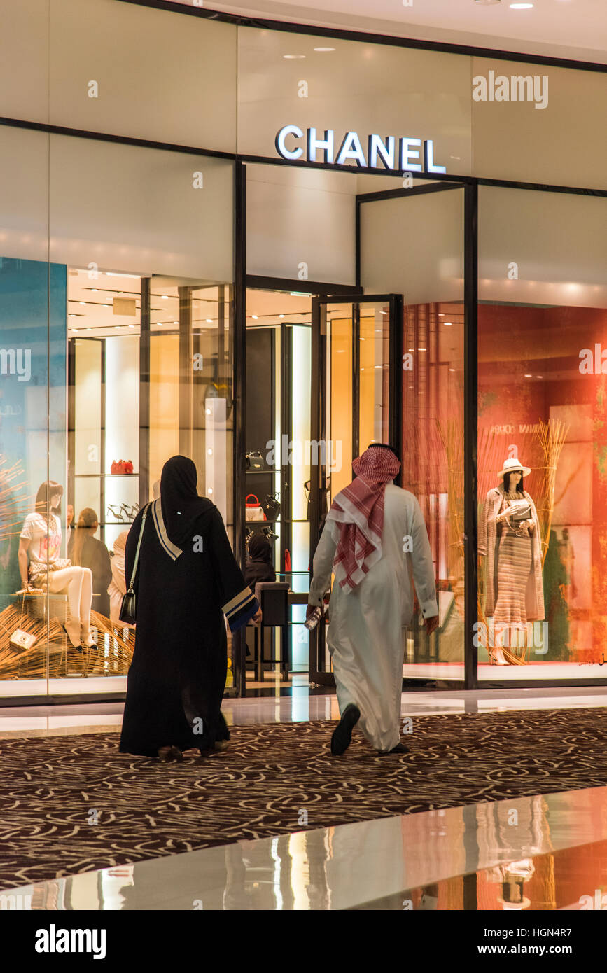 Traditionally dressed Middle Eastern couple shopping at Dubai Mall, Dubai, United Arab Emirates Stock Photo