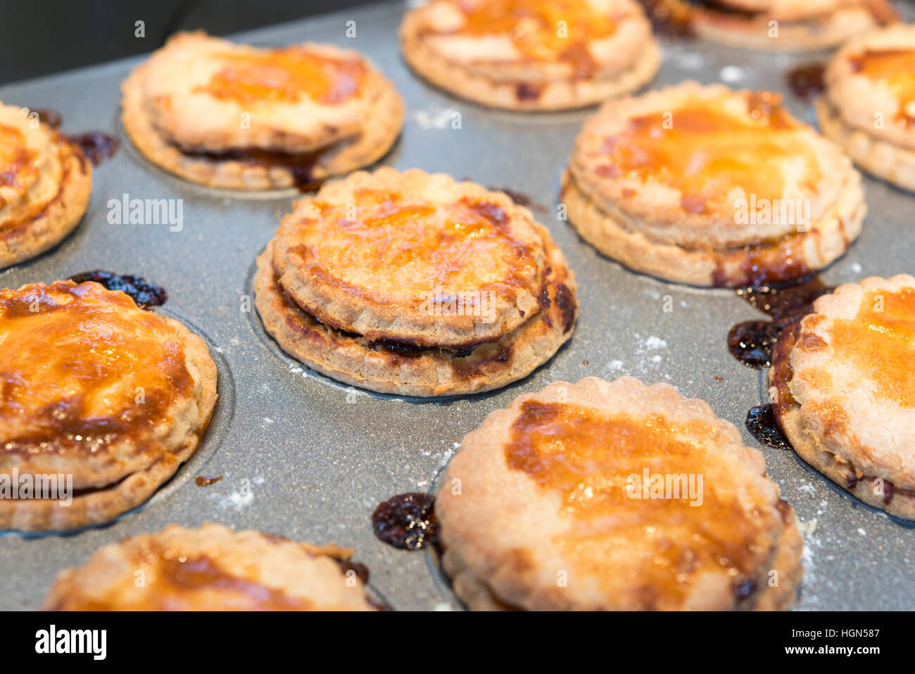 Homemade cooked mince pies. Pastry cases filled with mincemeat just out of the oven Stock Photo
