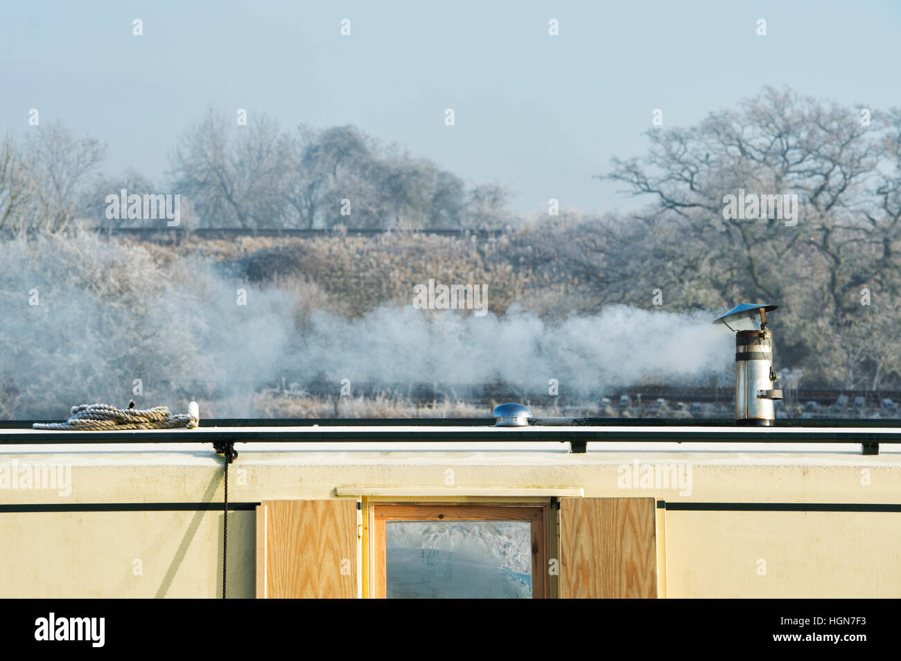 Canal boat chimney and smoke on a frosty December morning. Aynho, Banbury, Oxfordshire, England Stock Photo
