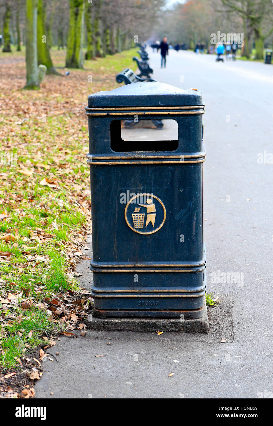 London park bins hi-res stock photography and images - Alamy
