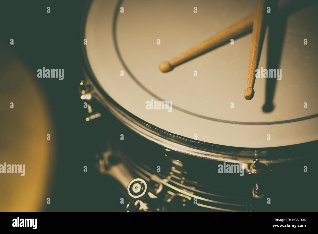 A snare drum and a pair of drumsticks Stock Photo Alamy