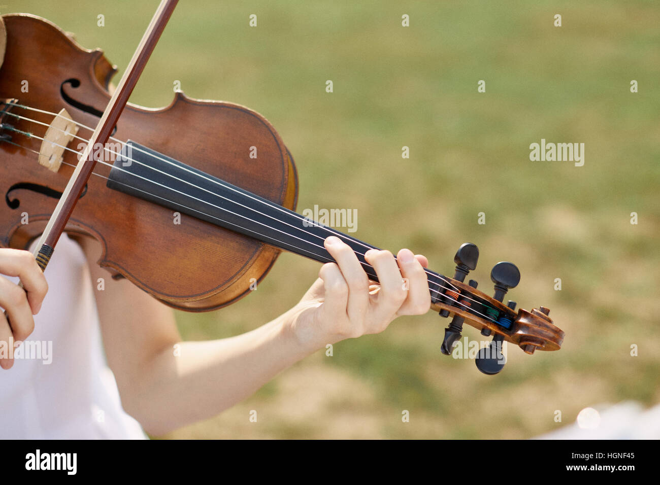 Violinist woman. Young woman playing a violin outside Stock Photo - Alamy