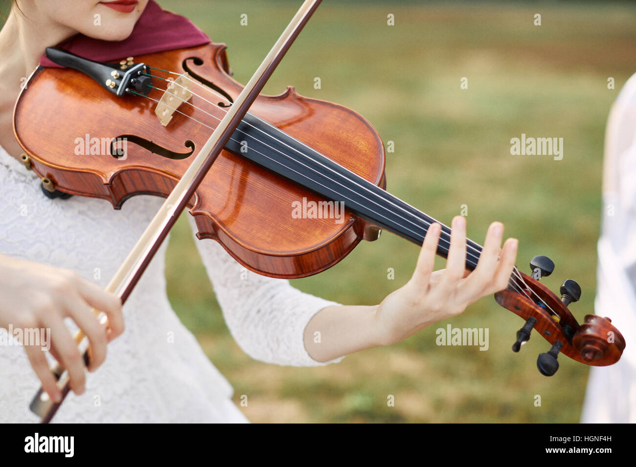 Violinist woman. Young woman playing a violin outside Stock Photo - Alamy