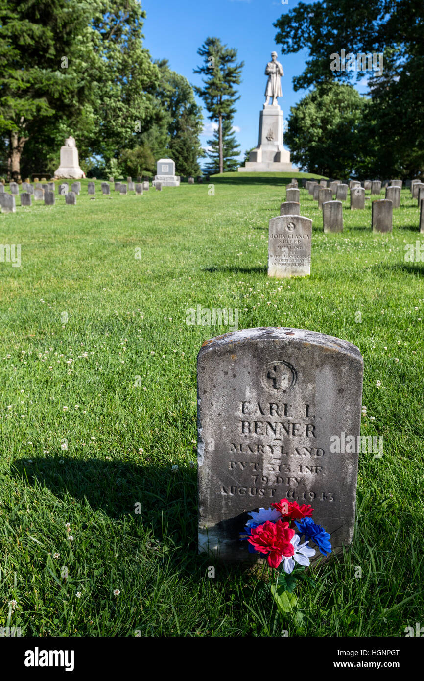 Antietam National Cemetery, Sharpsburg, Maryland.  Graves of World War II Veterans in front.  Private Soldier Monument in background. Stock Photo