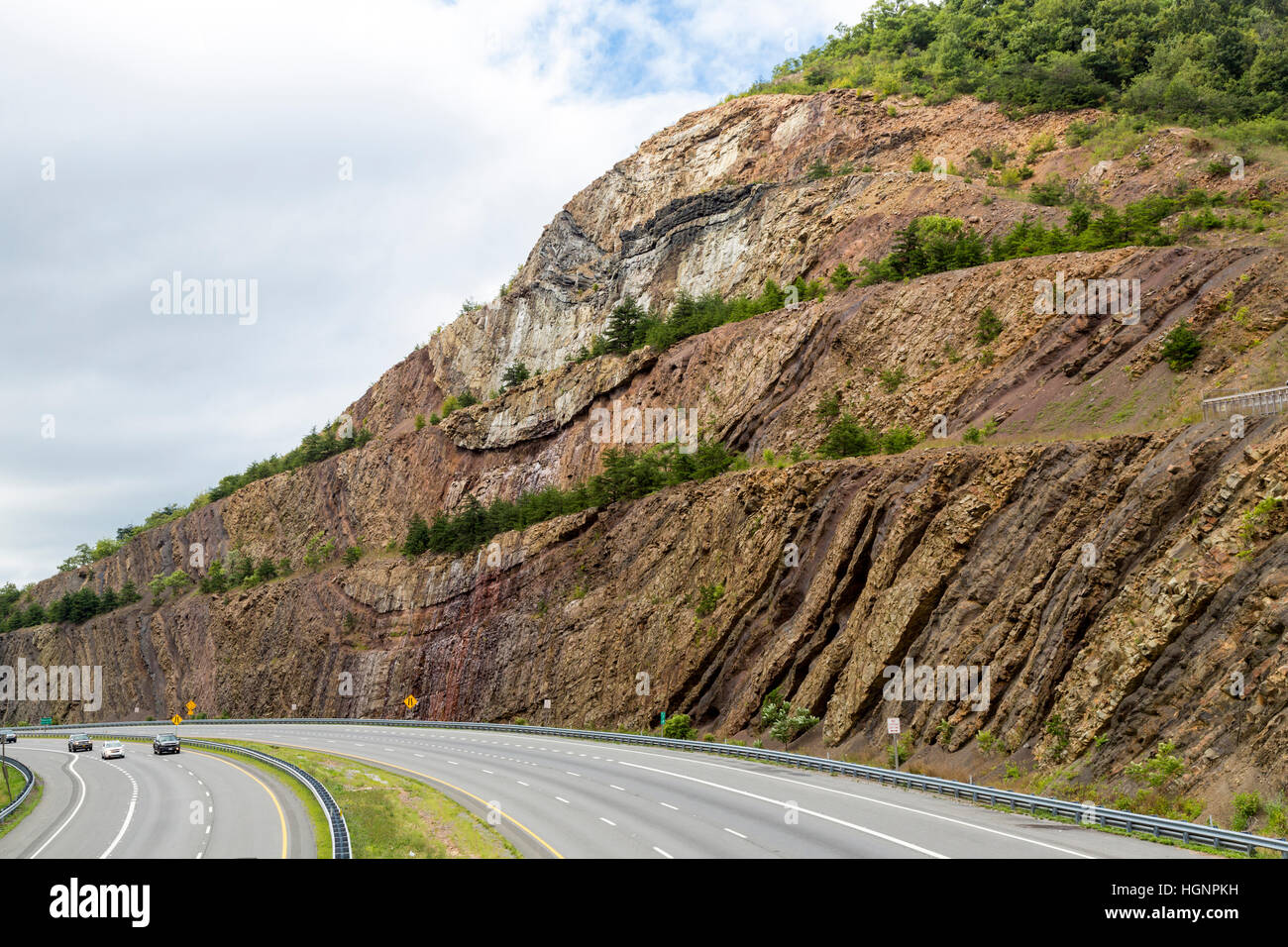 Sideling Hill, Maryland, Interstate 68 Highway, showing geologic strata, anticline and syncline formations. Stock Photo