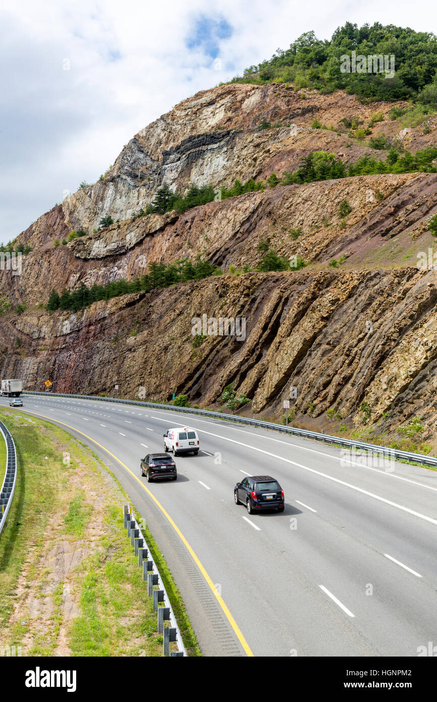 Sideling Hill, Maryland, Interstate 68 Highway, showing geologic strata, anticline and syncline formations. Stock Photo