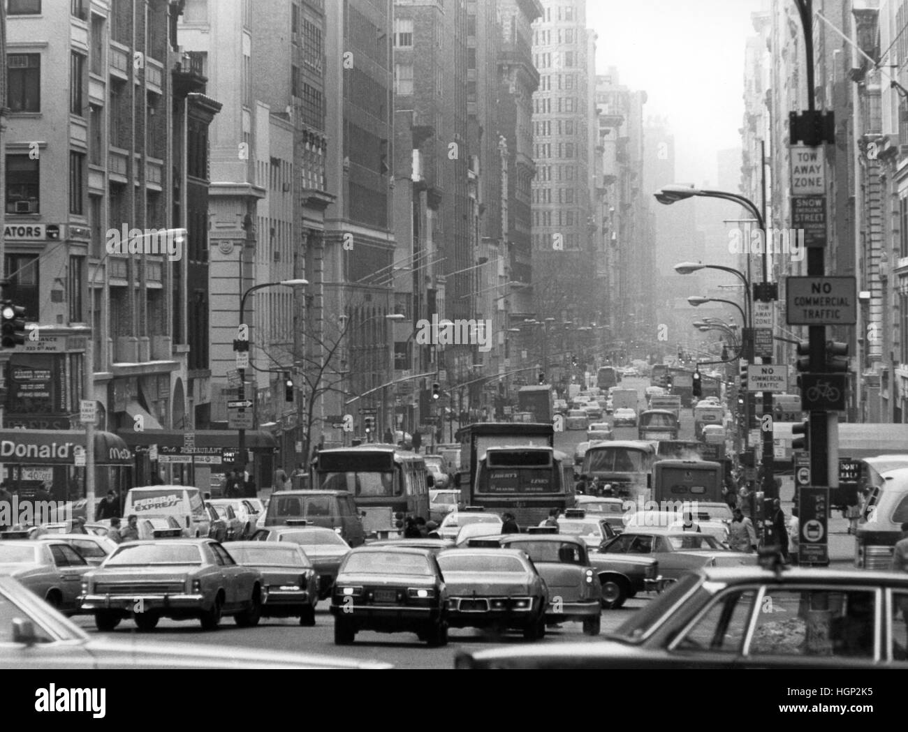 NEW YORK traffic situation at one of the City s avenues 1986 Stock