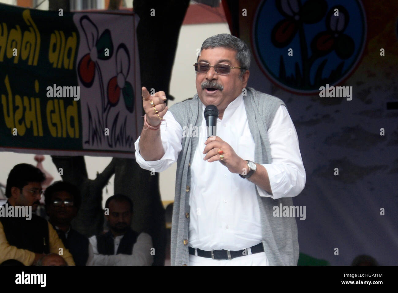 Kolkata, India. 11th Jan, 2017. Trinamool Congress M.P. Kalyan Banerjee gives speech at sit-in protest before West Bengal Chief Minister Mamata Banerjee's speech. Chief Minister Mamata Banerjee address T.M.C activist in last day of three days dharna or sit in in front of R.B.I. Kolkata office. The Trinamool Congress has been sitting on a dharna or sit-in infront of Reserve Bank of India from Monday protesting against the demonetization of Rs. 500 and Rs.1000 bank note. © Saikat Paul/Pacific Press/Alamy Live News Stock Photo