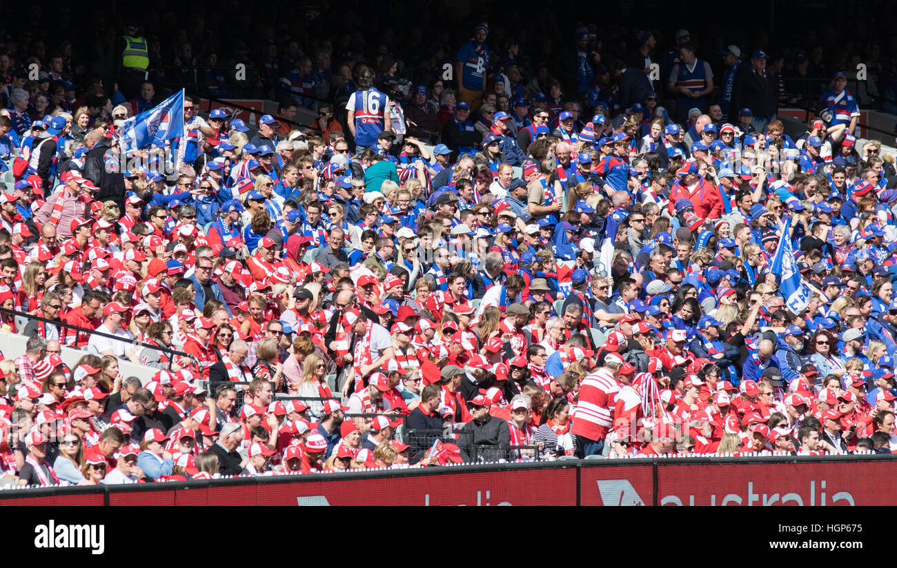 Sydney Swans fans and Western Bulldogs fans form colourful sections of the MCG grandstand at the 2016 AFL Grand Final Stock Photo