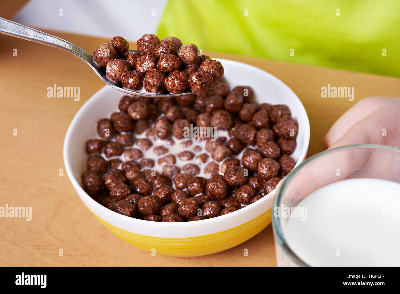 есть шарики с молоком. готовый завтрак несквик шоколадные шарики. шоколадные шарачки с молоком. есть шарики с молоком. готовый завтрак шоколадные шарики в тарелке.