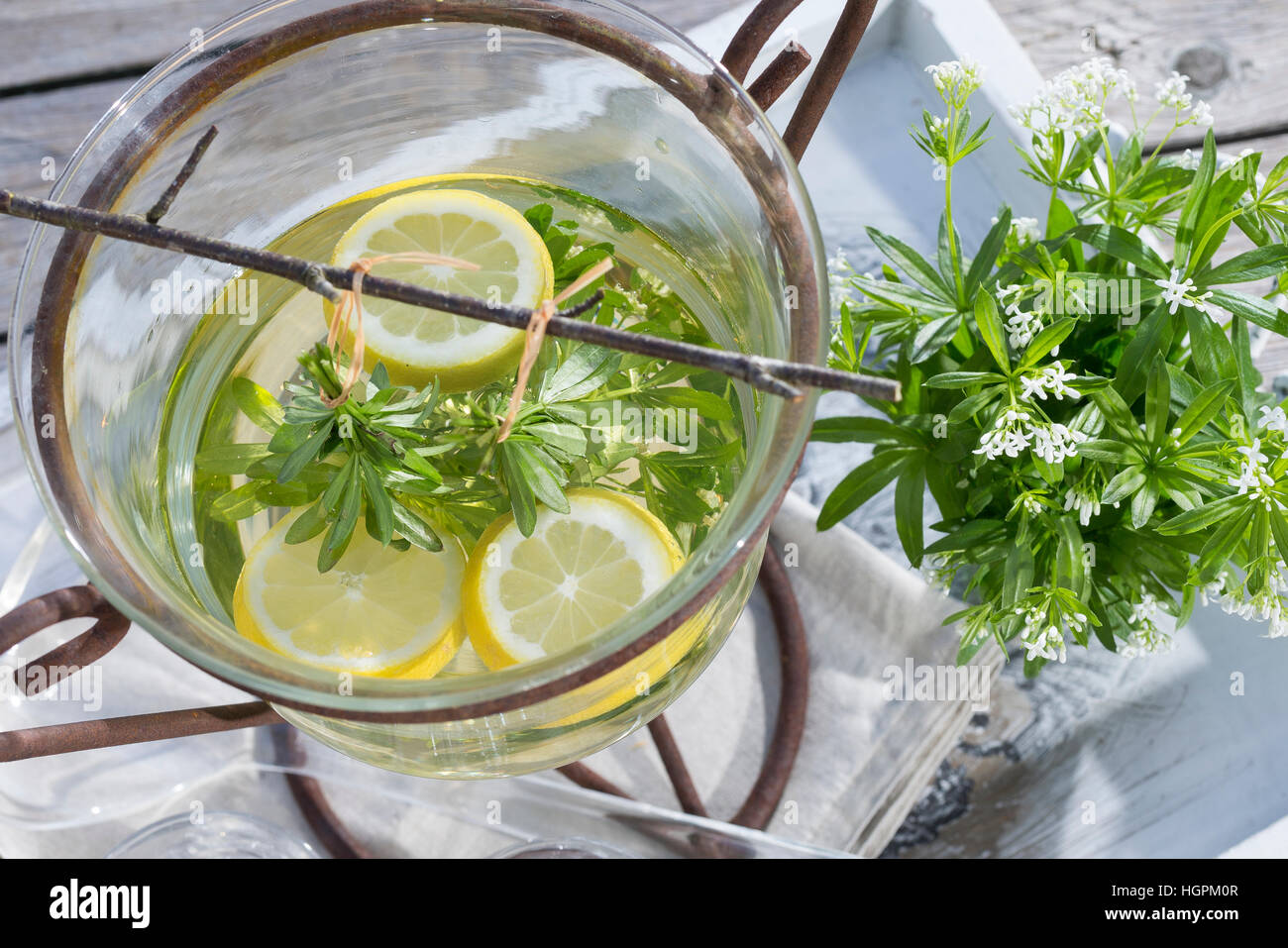 Waldmeister-Bowle, Waldmeisterbowle, Mai-Bowle, Maibowle, Maiwein ...
