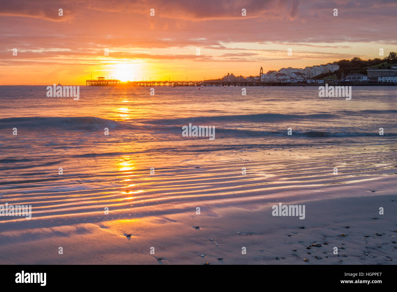 Silhouette jetty on beach sunrise hi-res stock photography and images ...